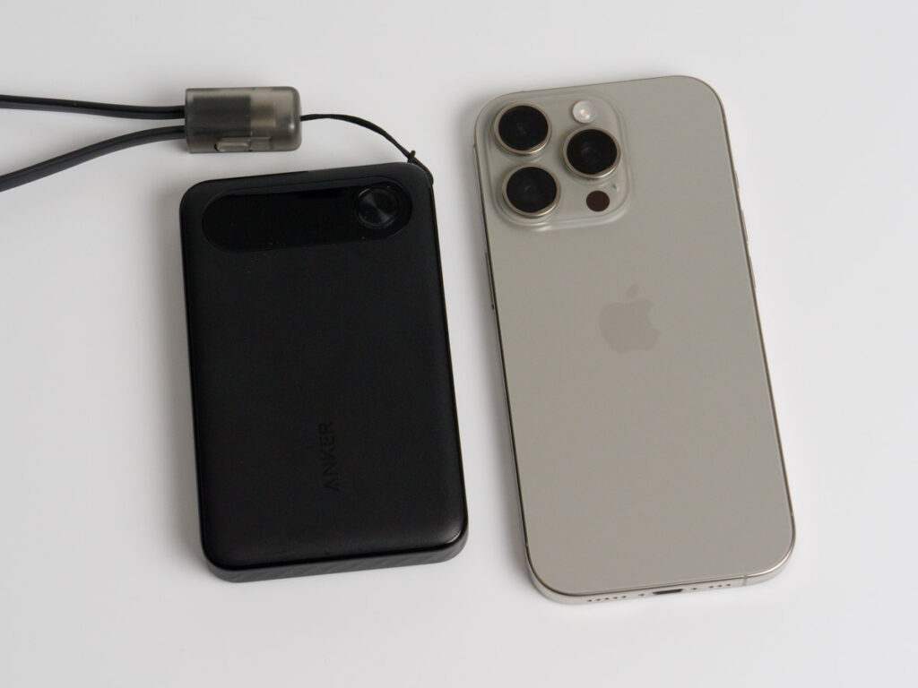 Anker Power Bank (10000mAh, 22.5W)とiPhone 16 Proとのサイズ比較