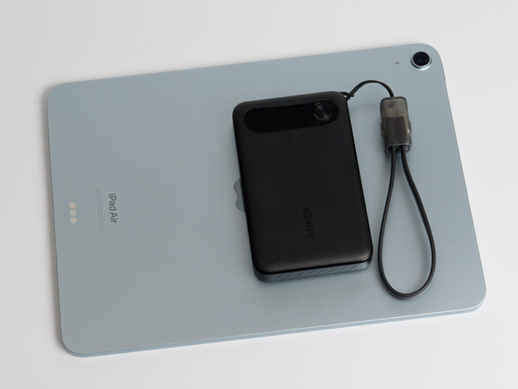 Anker Power Bank (10000mAh, 22.5W)と11インチiPad Air（M2）とのサイズ比較