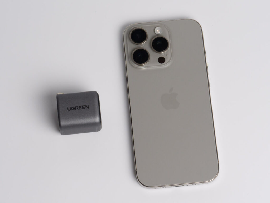 UGREEN Nexode Mini 20WとiPhone 16 Proとのサイズ比較