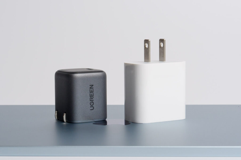 UGREEN Nexode Mini 20WとApple 20W USB-C電源アダプタとのサイズ比較