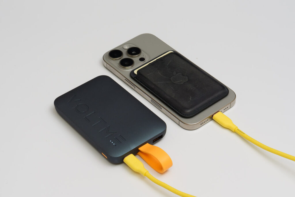 VOLTME Hypercore 10K Sling 22.5WのUSB-CポートでiPhone 16 Proを充電している様子