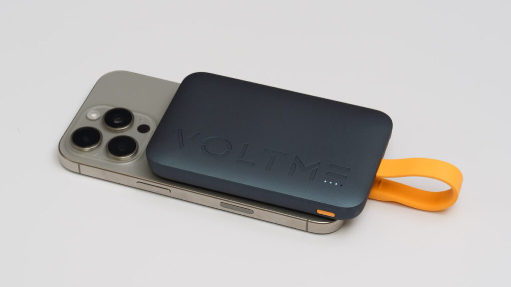 VOLTME Hypercore 10K Sling 22.5WでiPhone 16 Proを充電している様子