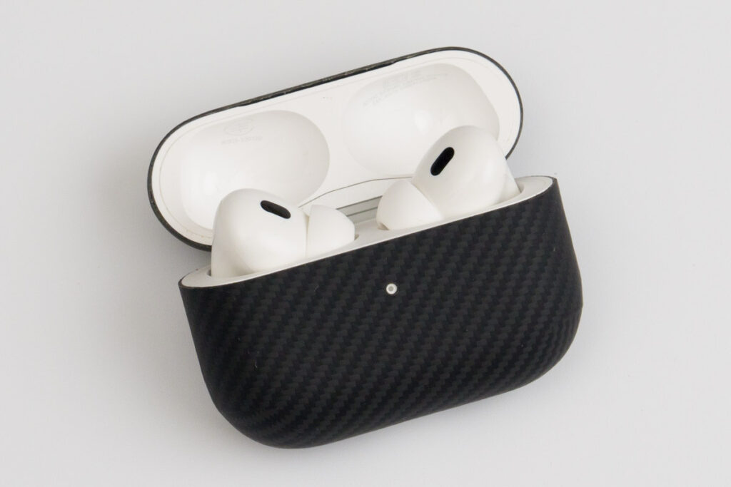 WORLD GADGETS AirPods Pro 2 ケースをAirPods Pro2に装着している様子3