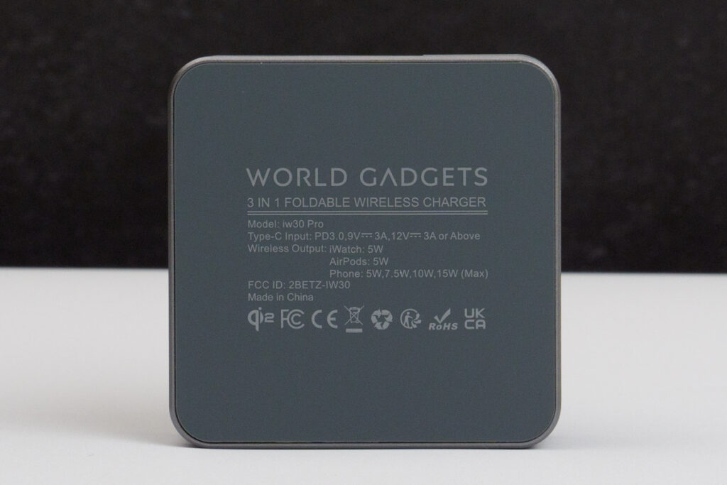 World Gadgets MagCharger Qi2の底面に表示された仕様