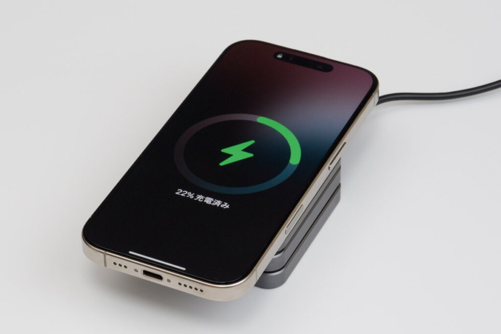 WORLD GADGETS MagCharger Qi2でiPhone 16 Proを充電している様子（パッド型）