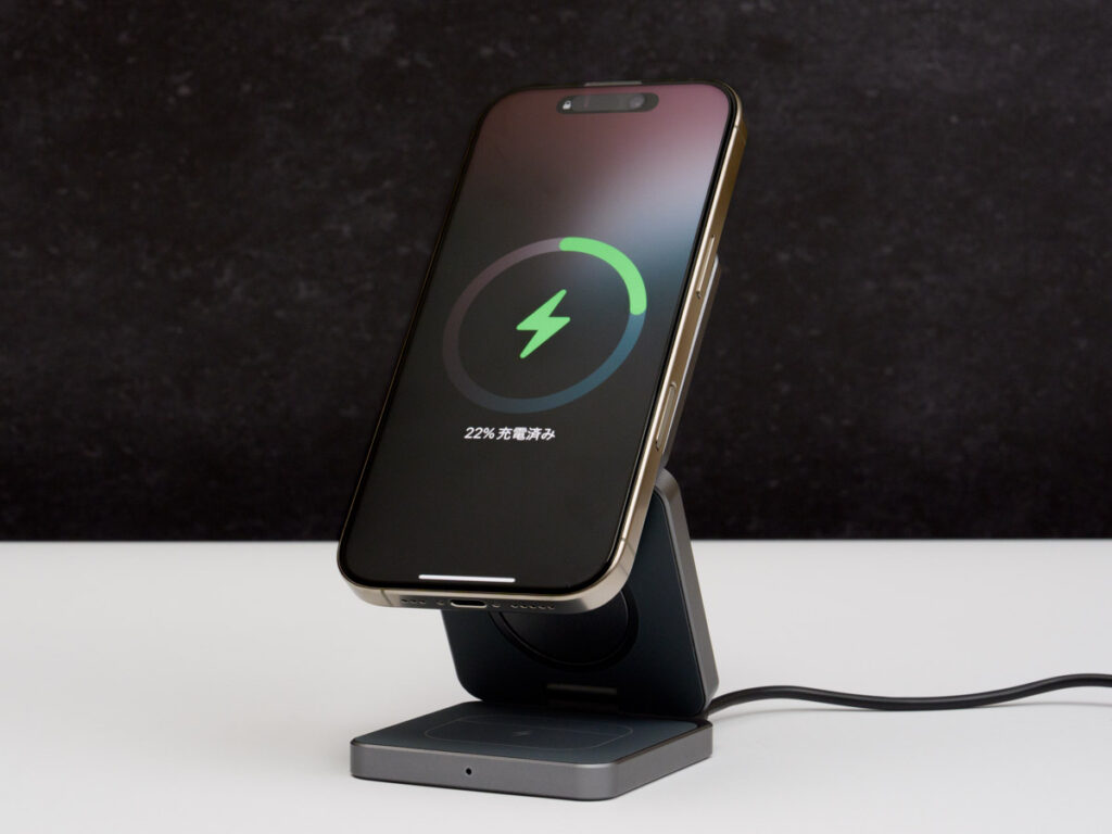 WORLD GADGETS MagCharger Qi2でiPhone 16 Proを充電している様子（スタンド型）