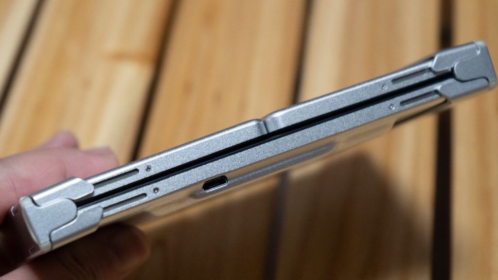 iClever BK03 iPad折りたたみ式キーボード 充電は付属のMicroUSBケーブルで行う