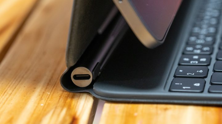 iPad Magic Keygboard 左側面に充電専用のUSB-Cポート（データ転送は不可）