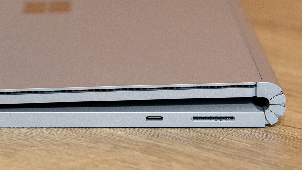 Surface ConnectとUSB-Cポート（右側）