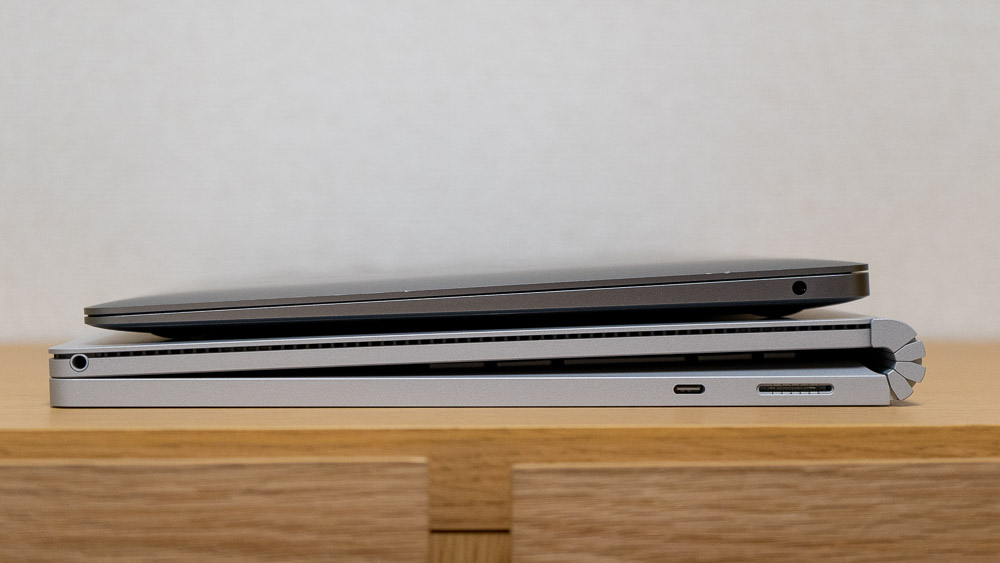 Surface Book 3とMacBook Airの厚さ比較