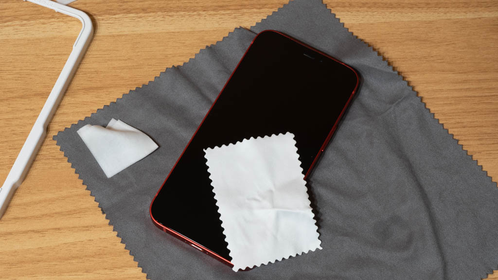 NIMASO ガラスフイルム iPhone 12 mini 汚れを拭き取る