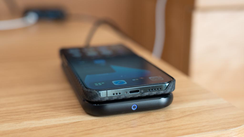 Anker PowerWave BasePad iPhone 12 Proとほぼ同じサイズ