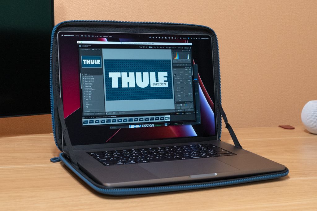 ケースに収納したまま操作できる（THULE Gauntlet MacBook Pro Sleeve 16）