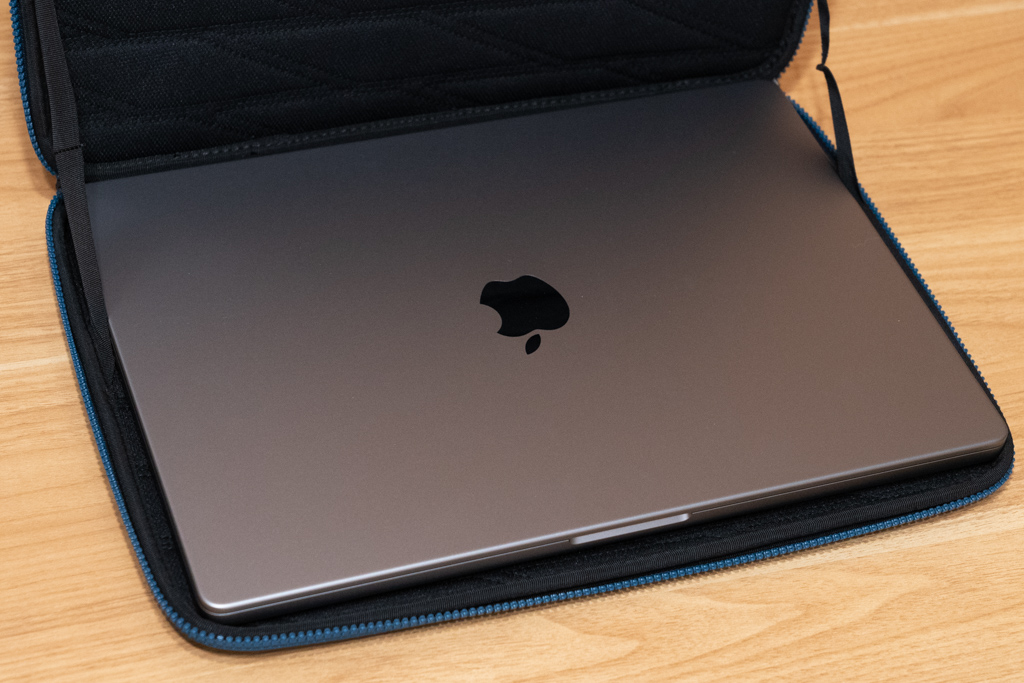 16インチMacBook Proにぴったりサイズ（THULE Gauntlet MacBook Pro Sleeve 16）