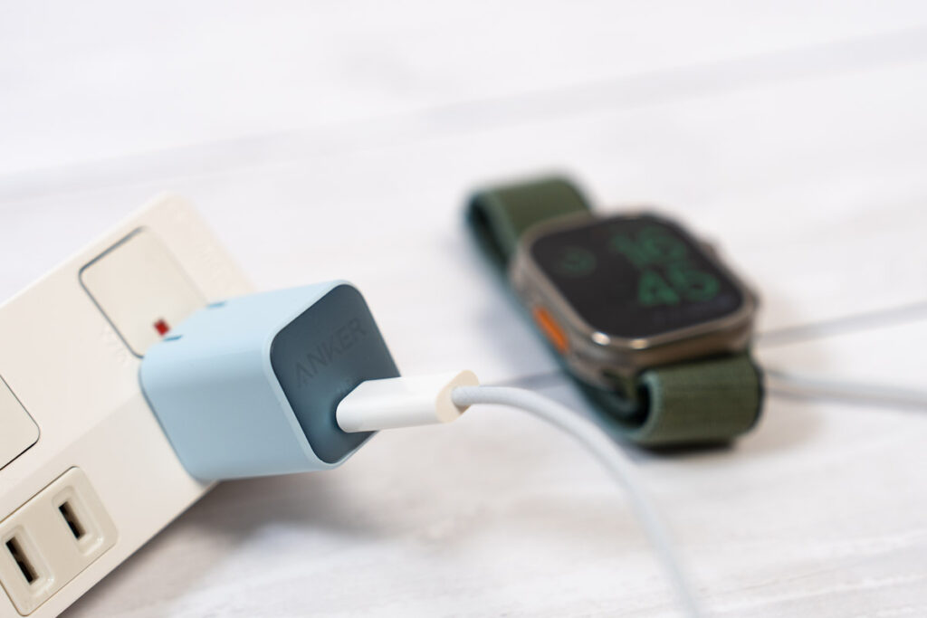 Apple Watch磁気高速充電 - USB-CケーブルでApple Watchを充電
