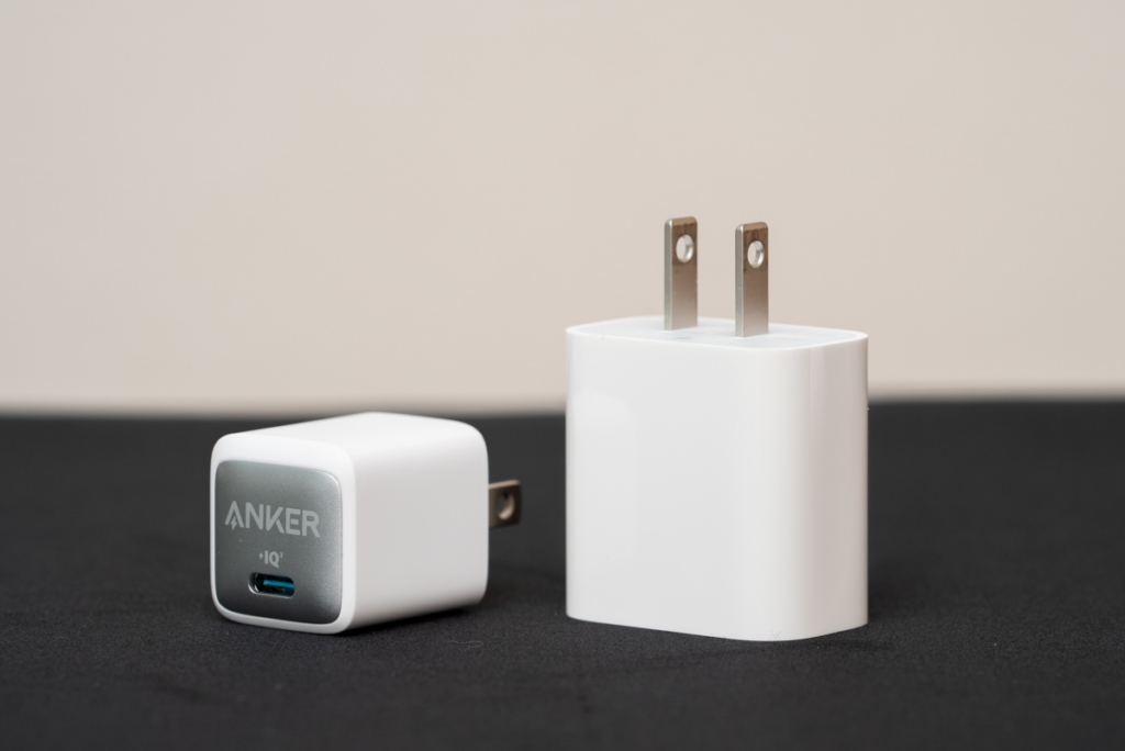 【Anker】711 ChargerとApple USB-C電源アダプタのサイズ比較