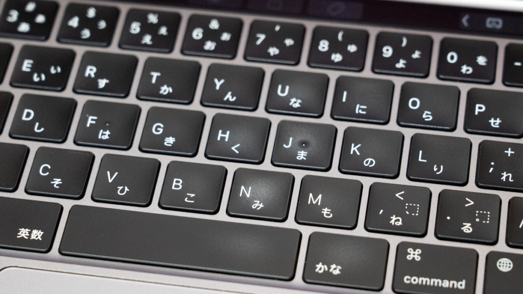MacBookのキーボードに付着したテカリと汚れ3