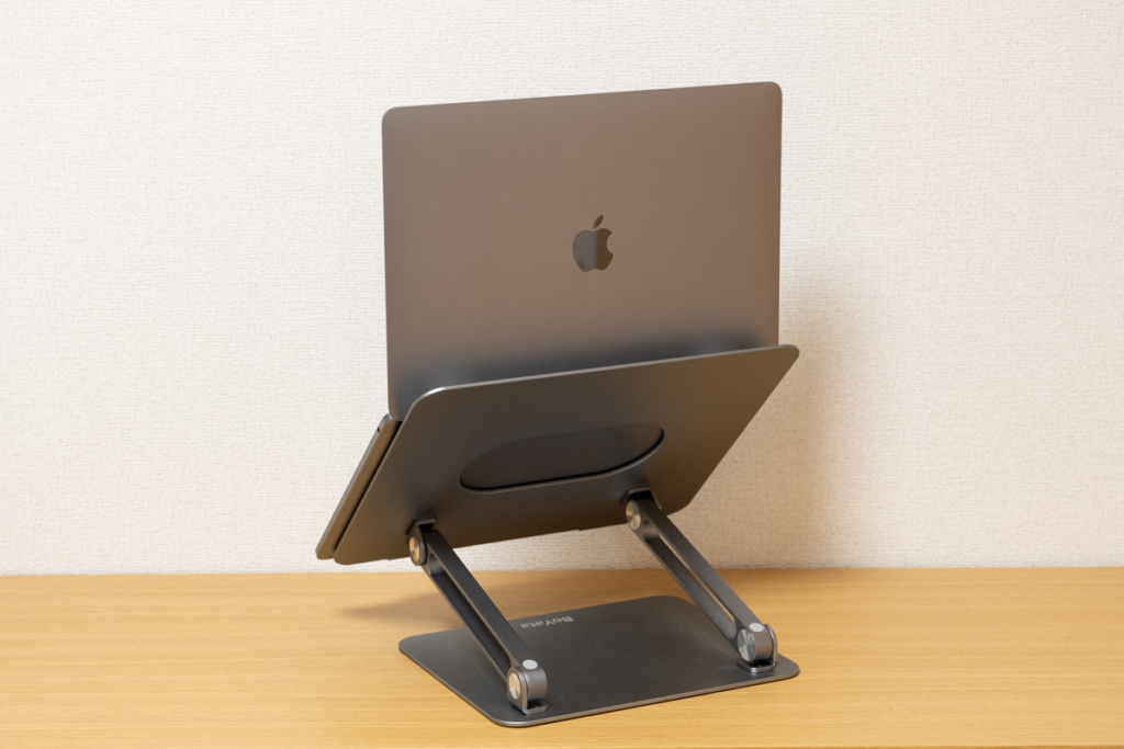 「据え置きタイプ」のMacBookスタンド