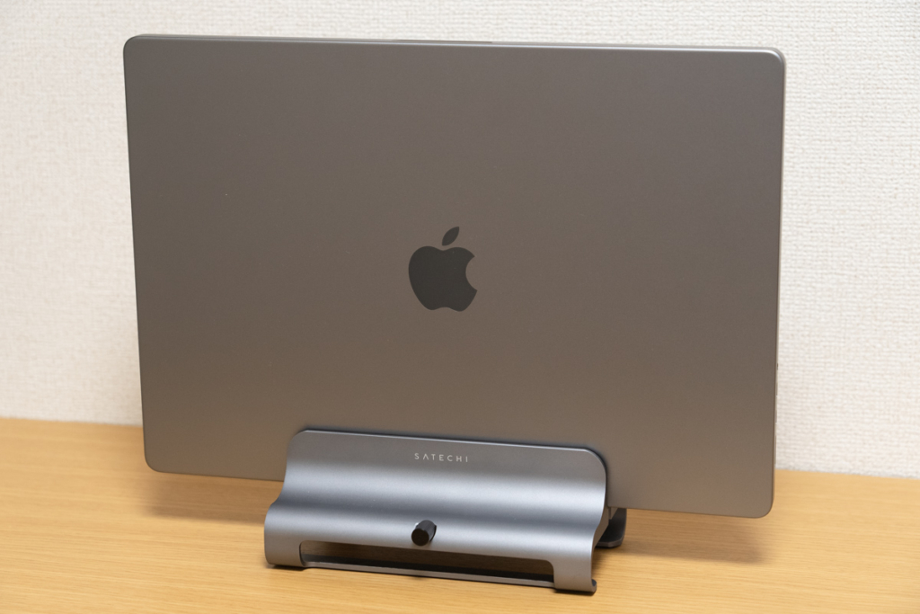 Satechi バーティカルラップトップスタンドにMacBook Pro 16を立てる
