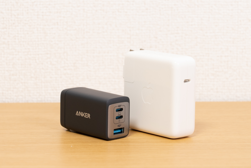 Anker PowerPort III 3-Port 65W PodとApple 61W USB-C電源アダプタのサイズ比較