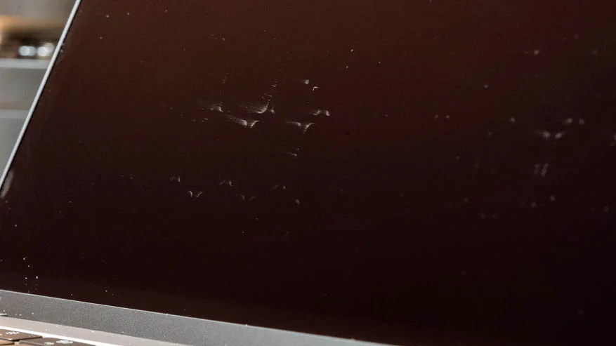 MacBookのディスプレに付着した汚れ