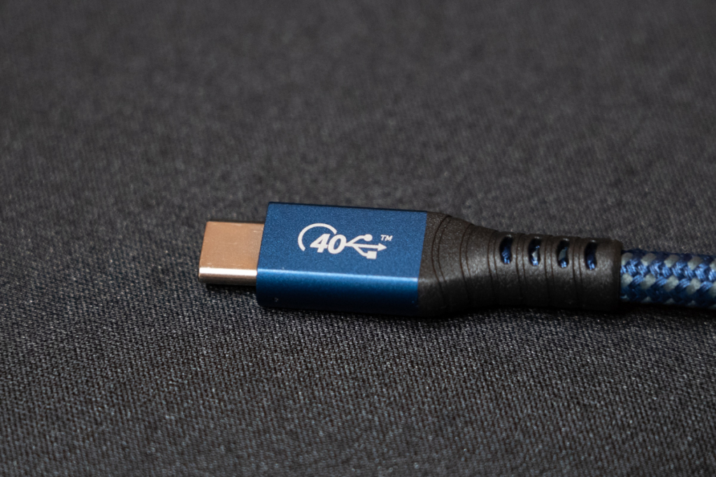 L字型Thunderbolt 4ケーブル USB4認証ロゴ