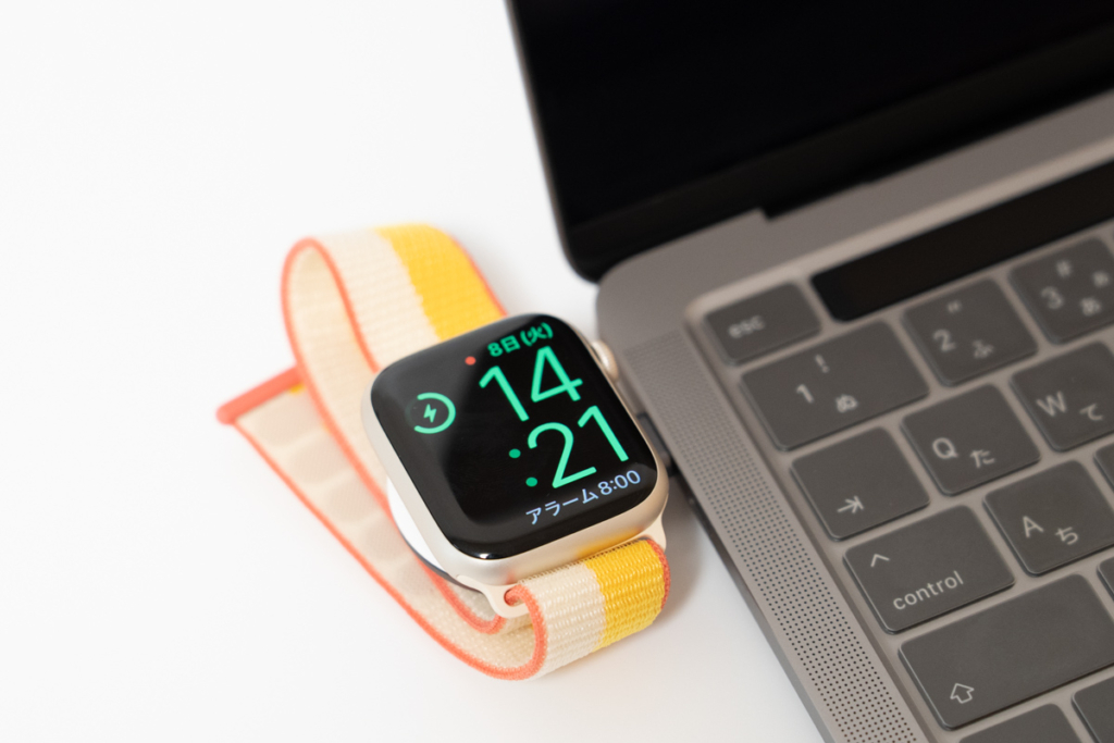 MacBook Proで充電（Anker Apple Watch充電器）