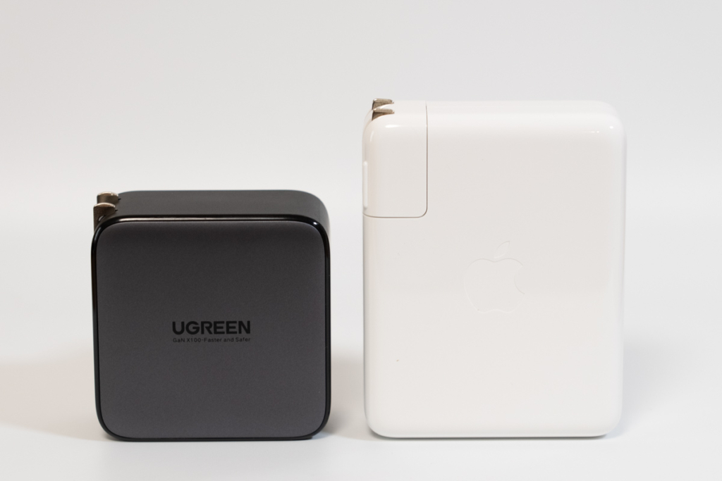 UGREEN 100W USB-C充電器（Apple 140W USB-C電源アダプタとサイズ比較）
