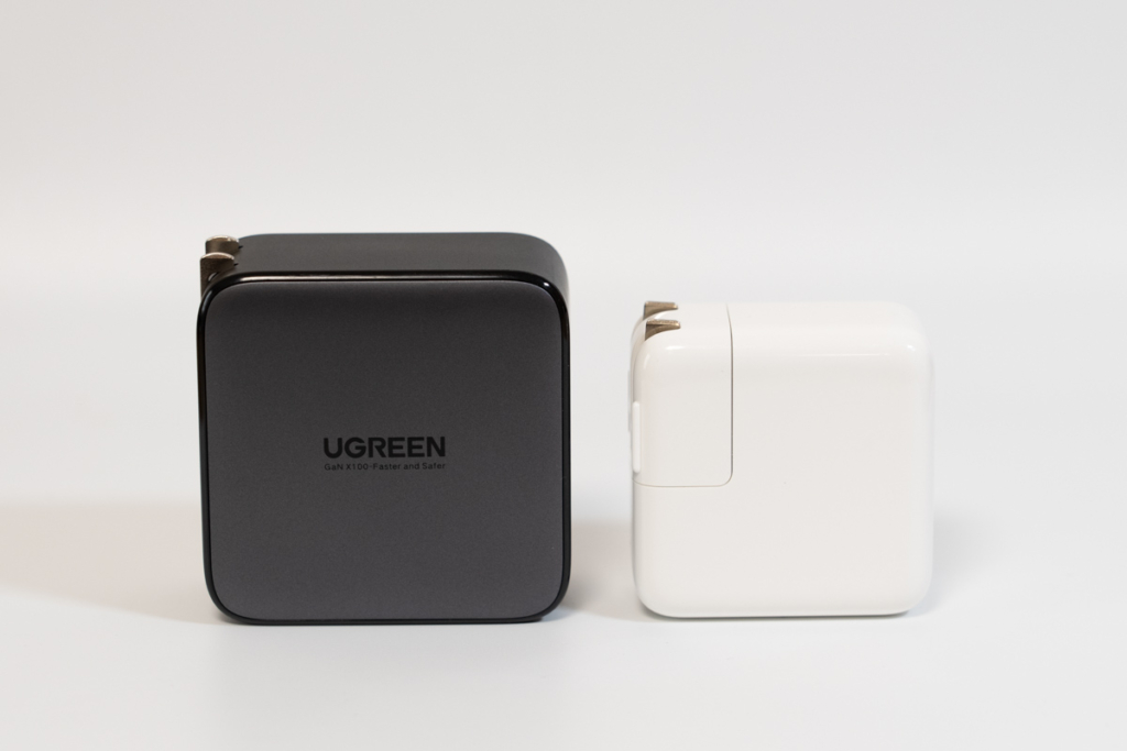 UGREEN 100W USB-C充電器（Apple 30W USB-C電源アダプタとサイズ比較）