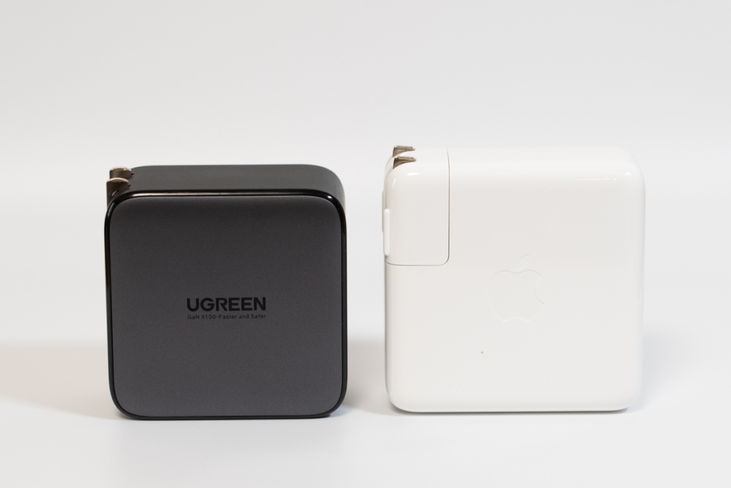 UGREEN 100W USB-C充電器（Apple 61W USB-C電源アダプタとサイズ比較）