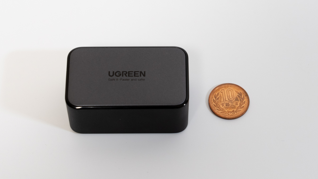 UGREEN 65W USB-C充電器（10円玉とサイズ比較）