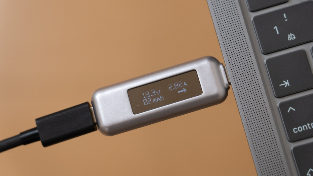 UGREEN 65W USB-C充電器でMacBook Proを充電