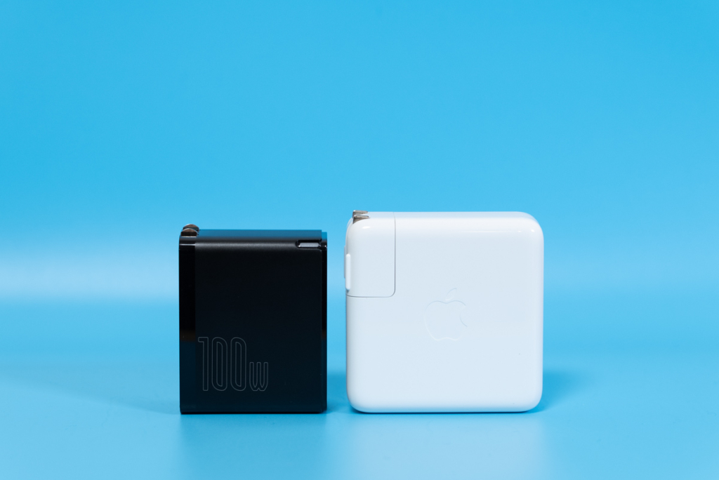 Baseus「100W USB PD充電器（CCGAN100CS）」とApple 61W USB-C電源アダプタのサイズ比較