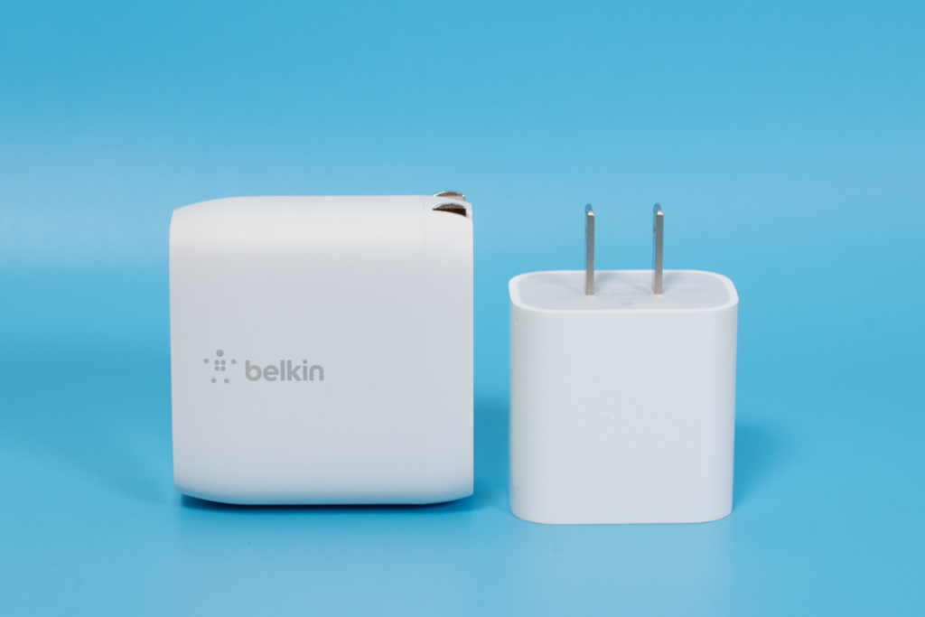 Belkin 40WデュアルUSB-C充電器とApple 20W USB-C電源アダプタのサイズ比較