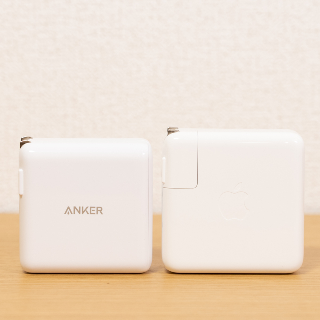 Anker PowerPort III 2-Port 100WとApple 61W USB-C電源アダプタのサイズ比較1