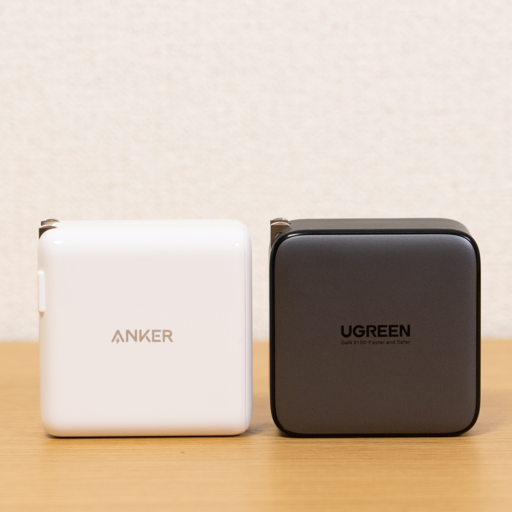 Anker PowerPort III 2-Port 100WとUGREEN 100W充電器のサイズ比較1