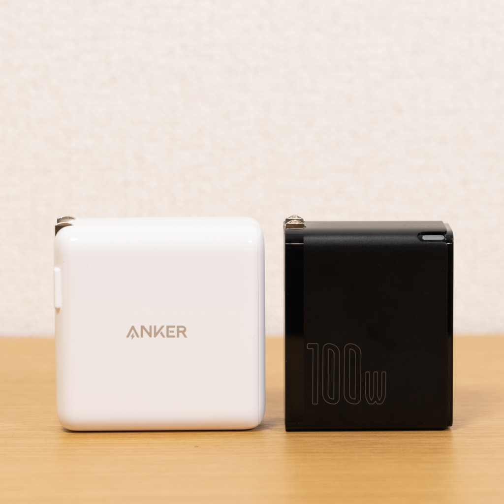 Anker PowerPort III 2-Port 100WとBaseus 100W充電器とのサイズ比較2