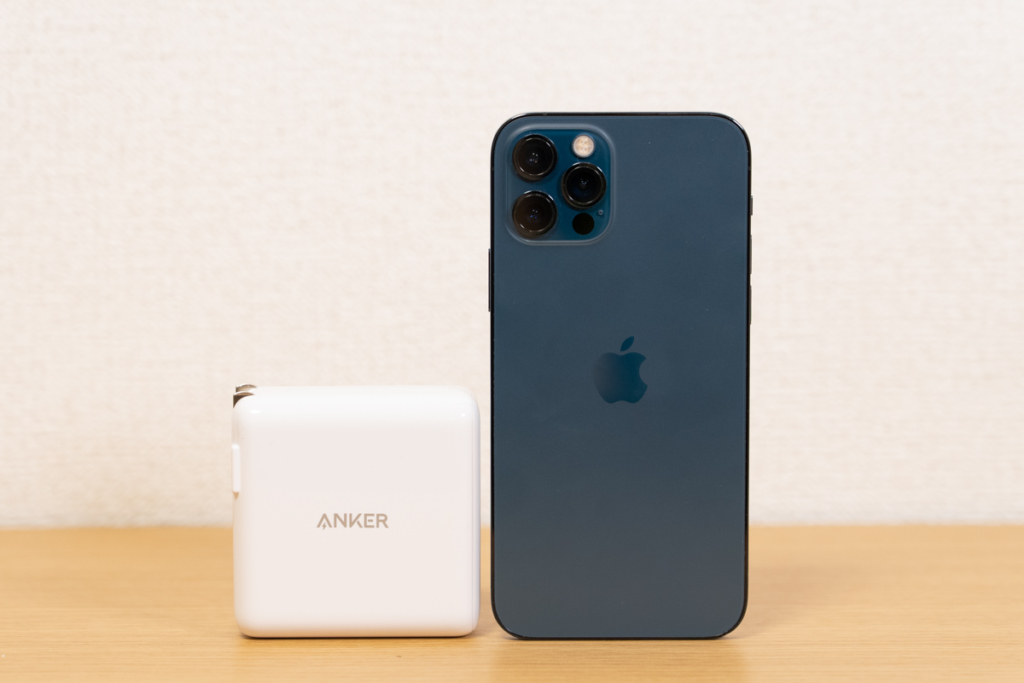 Anker PowerPort III 2-Port 100WとiPhone 12 Proのサイズ比較