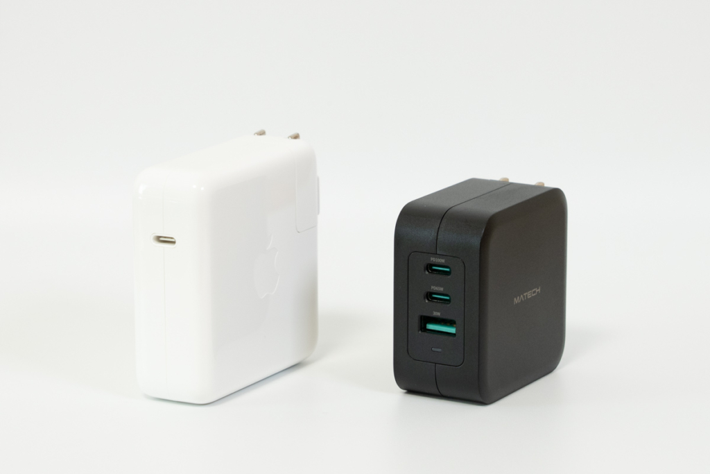 MATECH「Sonicharger 100W Pro」とApple 61W USB-C充電器のサイズ比較