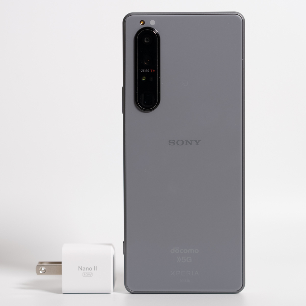 Anker 711 Charger（30W）とXperia 1 IIIのサイズ比較