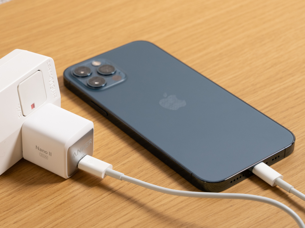 Anker 711 ChargerでiPhone 12 Proを充電1