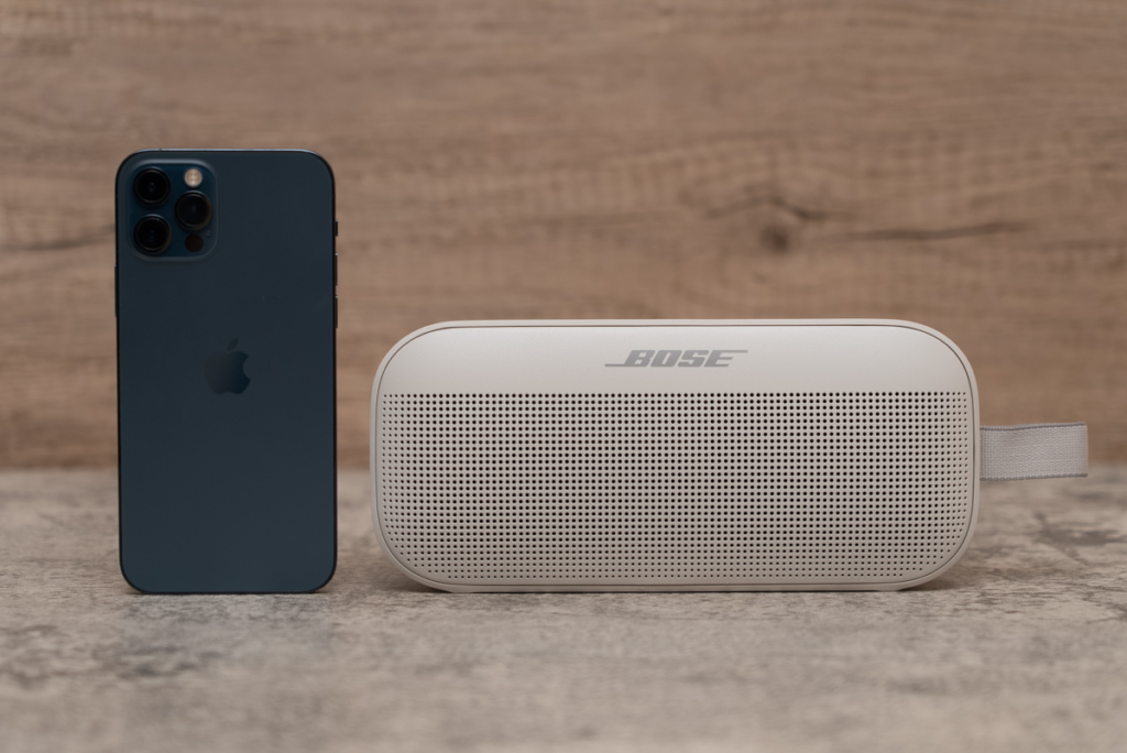 Bose SoudLink FlexとiPhone 12 Proのサイズ比較