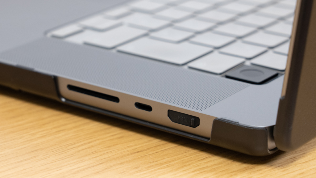 Incase「Hardshell Case for MacBook Pro 16インチ 2021 Dots」のUSBポートまわり2