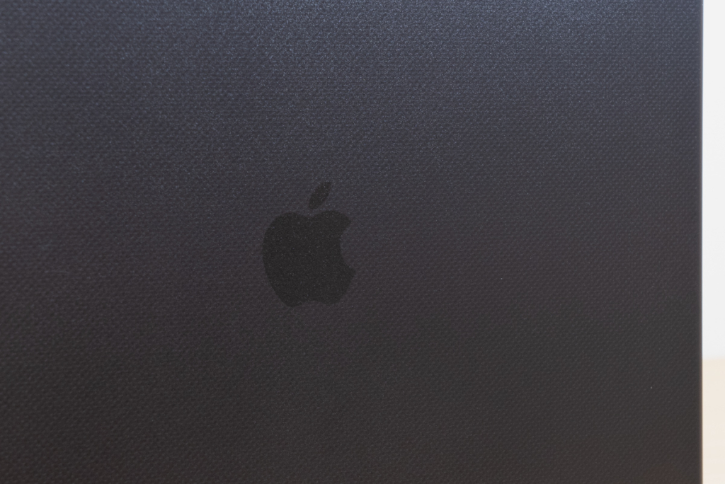Incase「Hardshell Case for MacBook Pro 16インチ 2021 Dots」透けて見えるAppleロゴ