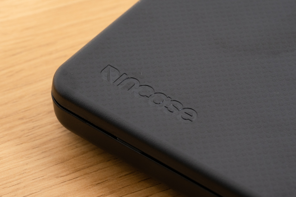 Incase「Hardshell Case for MacBook Pro 16インチ 2021 Dots」Incaseのロゴ