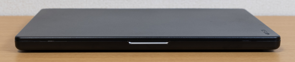 Incase「Hardshell Case for MacBook Pro 16インチ 2021 Dots」の厚さ1