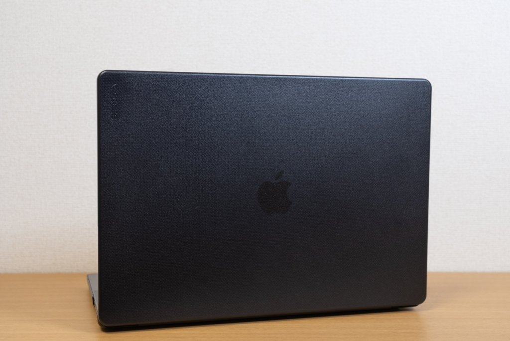 Incase「Hardshell Case for MacBook Pro 16インチ 2021 Dots」を装着2