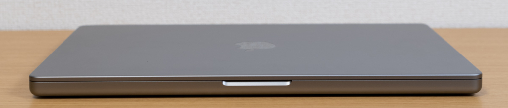 Incase「Hardshell Case for MacBook Pro 16インチ 2021 Dots」の厚さ2