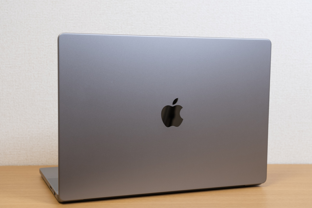 Incase「Hardshell Case for MacBook Pro 16インチ 2021 Dots」を装着1