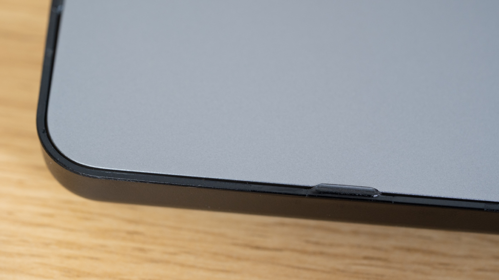 Incase「Hardshell Case for MacBook Pro 16インチ 2021 Dots」の装着2
